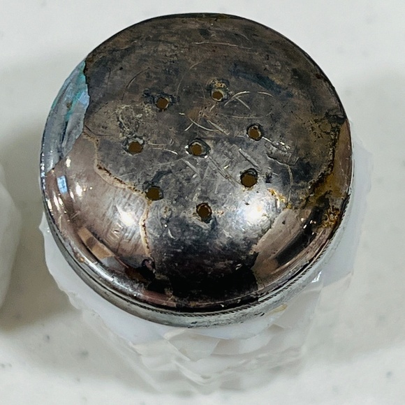 VINTAGE WESTMORELAND MILK GLASS OLD QUILT SALT & PEPPER SHAKERS SET - Picture 3 of 6